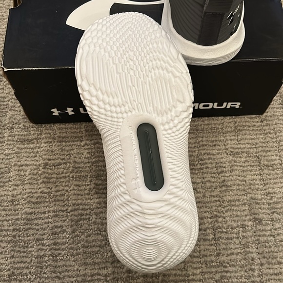 Under Armour Women’s Flow Breakthru 2 7.5 - Picture 6 of 6